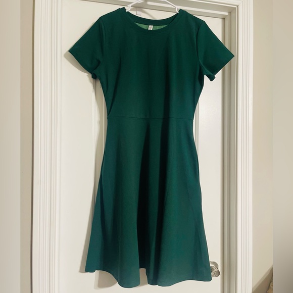 Dresses & Skirts - Classic Beautiful & Simplistic Green Dress 👗